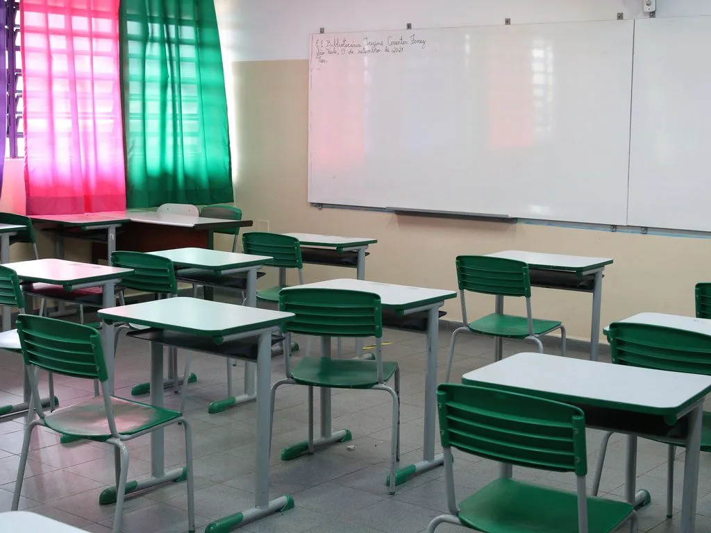 São Paulo – Sala de aula vazia da Escola Estadual Terezine Arantes Ferraz Bibliotecaria, no Parque Casa de Pedra, zona norte da capital.