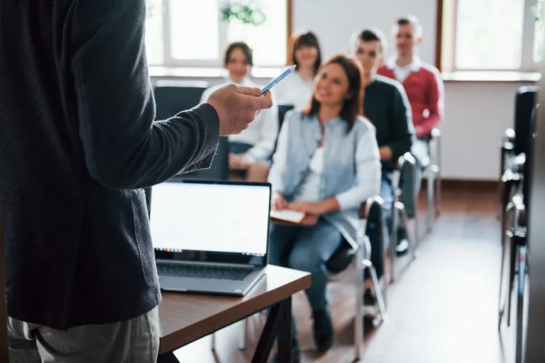 Inscrições abertas para cursos de pós-graduação gratuito para professores do ES