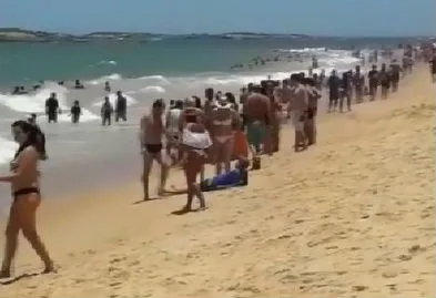 Banhistas salvam menino e avô de se afogarem em praia de Vila Velha