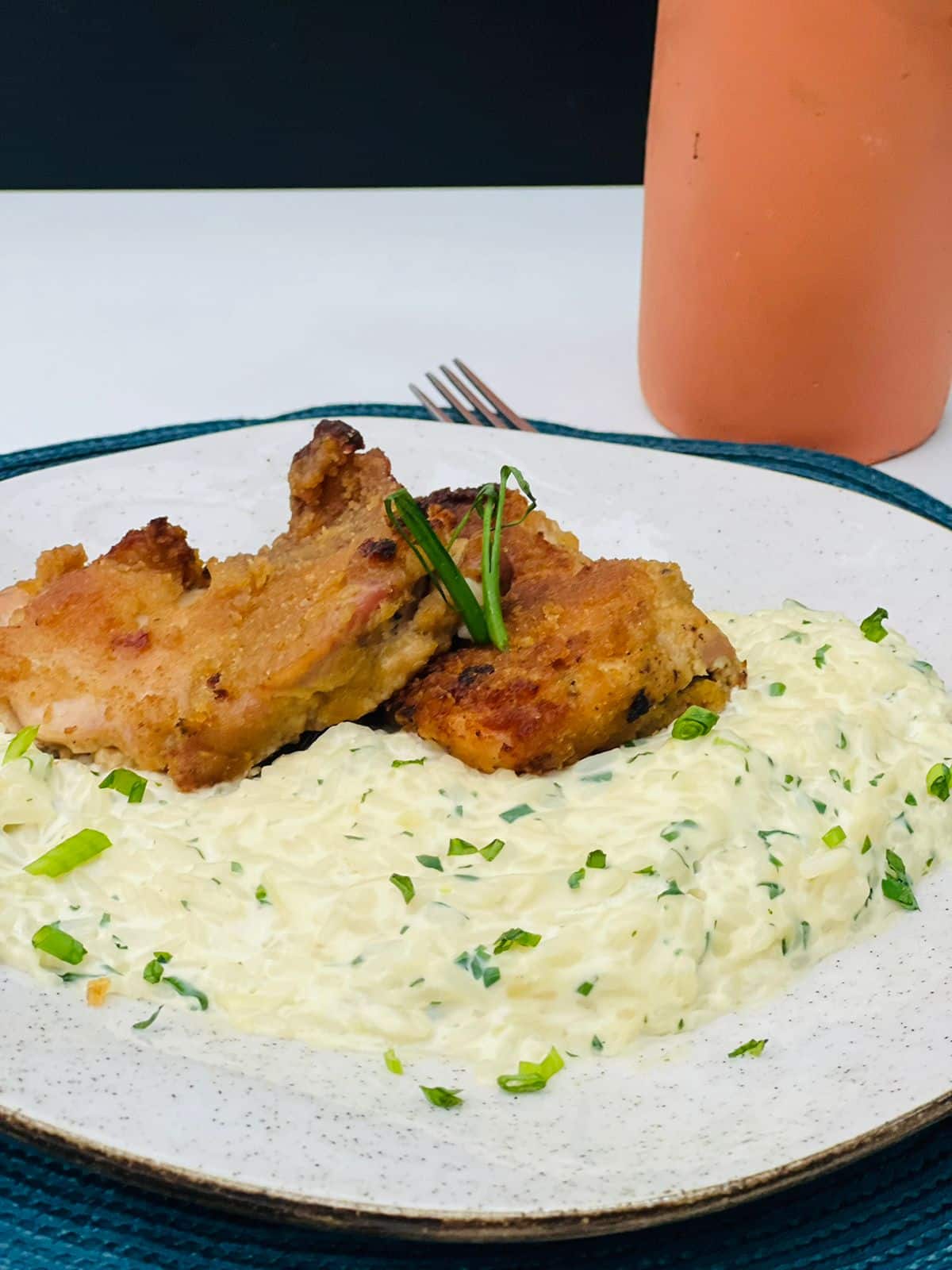 Receita fácil e deliciosa! Sobrecoxa desossada com arroz cremoso