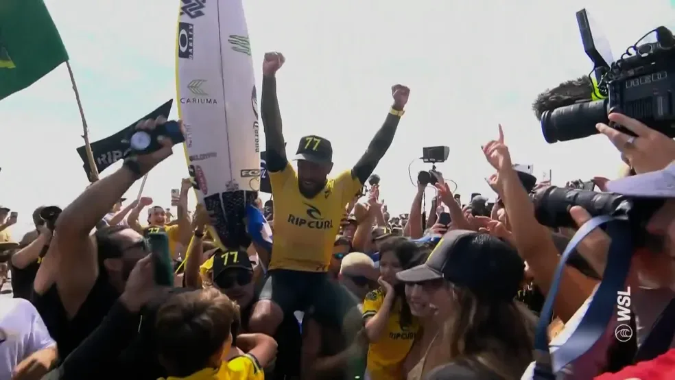 Filipinho bate australiano e é bicampeão mundial de surfe