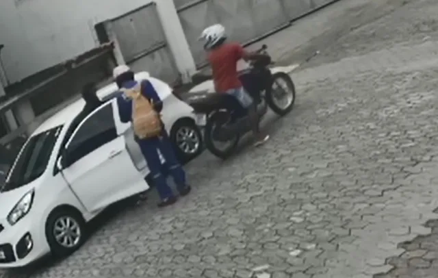 VÍDEO | Mulher é assaltada ao chegar ao trabalho em Cariacica