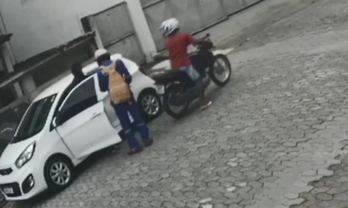 VÍDEO | Mulher é assaltada ao chegar ao trabalho em Cariacica