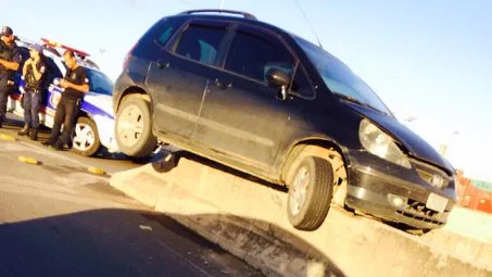 Motorista perde controle e carro sobe em mureta de proteção que divide pistas de viaduto, em VV