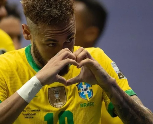 Neymar Jr. publica foto fazendo coração e levanta suspeita de affair: 'Queria marcar, mas ela não deixa'