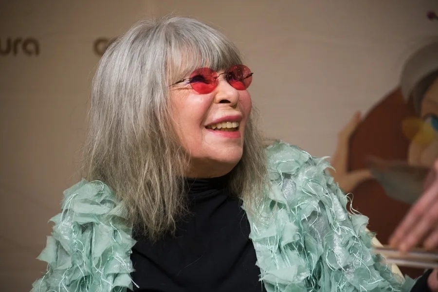 AGN_1663409 – São Paulo, BRASIL – Rita Lee recebeu famosos na tarde desta segunda-feira (22), na Livraria Cultura, na Avenida Paulista, em São Paulo, para lançamento de seu livro infantil “Amiga Ursa” Pictured: Rita Lee AgNews 22 JULHO 2019 BYLINE MUST READ: Patrícia Devoraes / AgNews Xico Silva telefone: (21) 98240-2501 email: agnews.fotografia@gmail.com