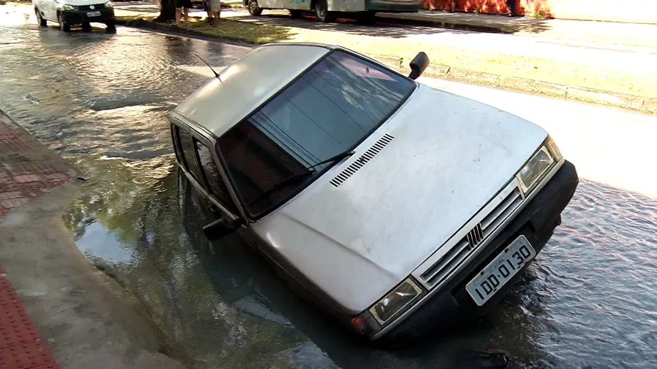 Carro é engolido por buraco após obra em Vitória