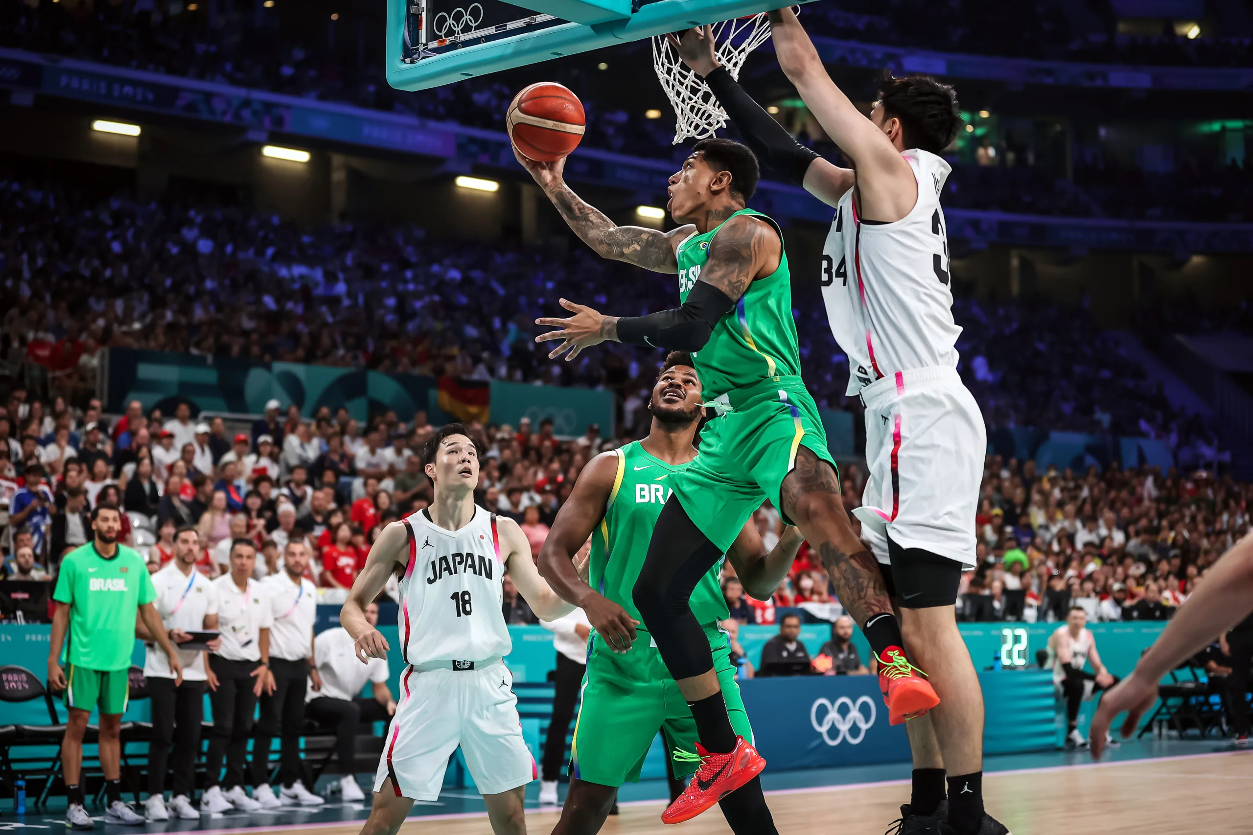 2024.08.02 – Jogos Olímpicos Paris 2024 – Lille – Basquete masculino – Brasil enfrenta o Japão na última partida da fase de grupos. Na imagem com a bola o atleta Didi Louzada. Embaio do garrafao o Cristiano Felicio. – Foto: Gaspar Nóbrega/COB