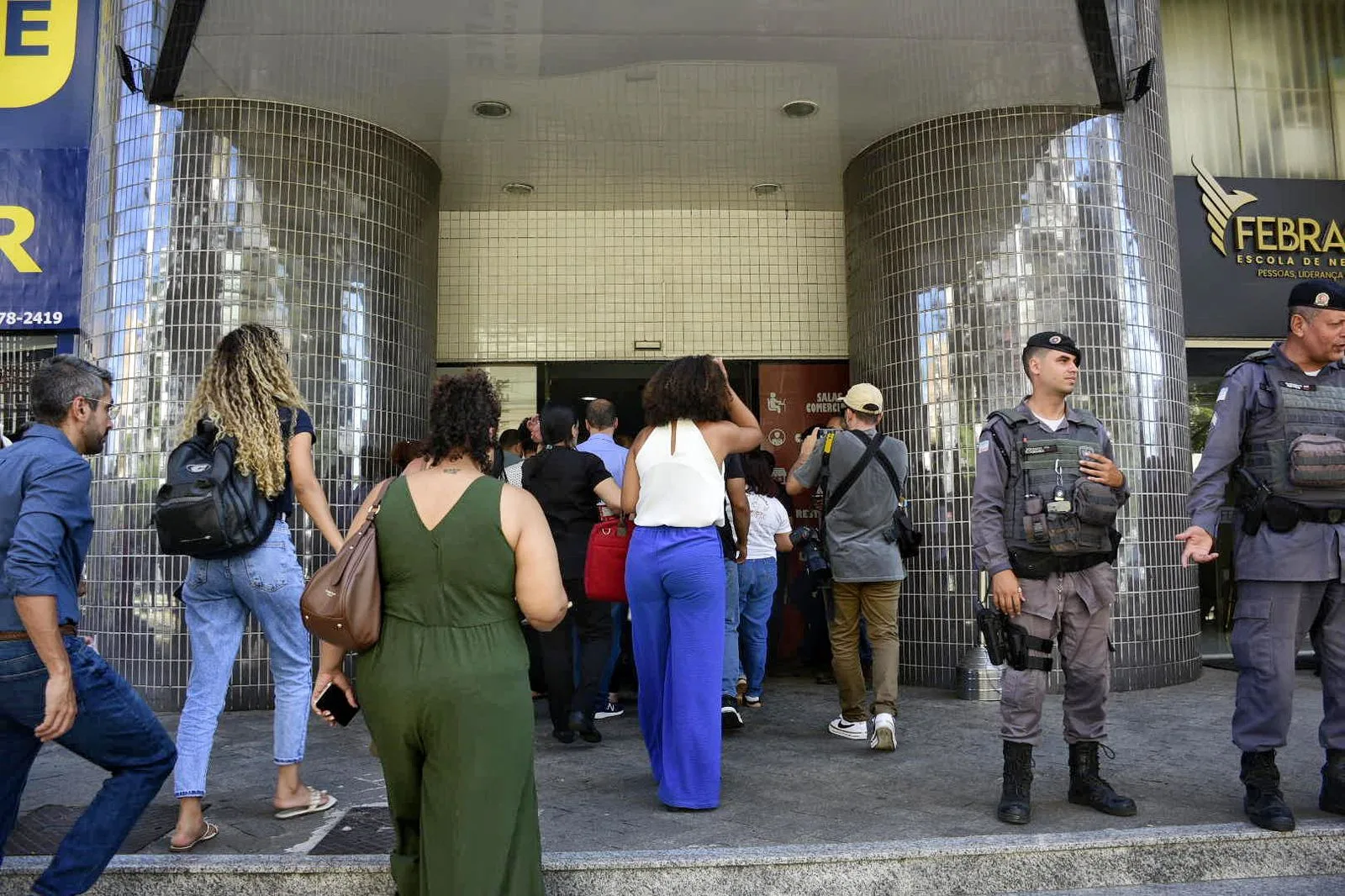 Ameaça de bomba: prédio na Reta da Penha é liberado após varredura da polícia