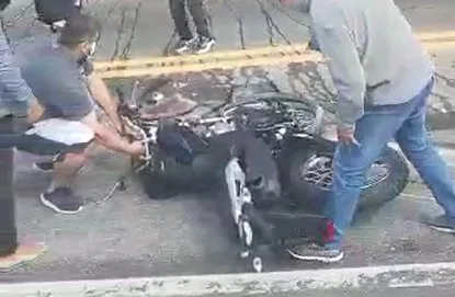 VÍDEO | Acidente na BR-262 entre carro e moto deixa ferido