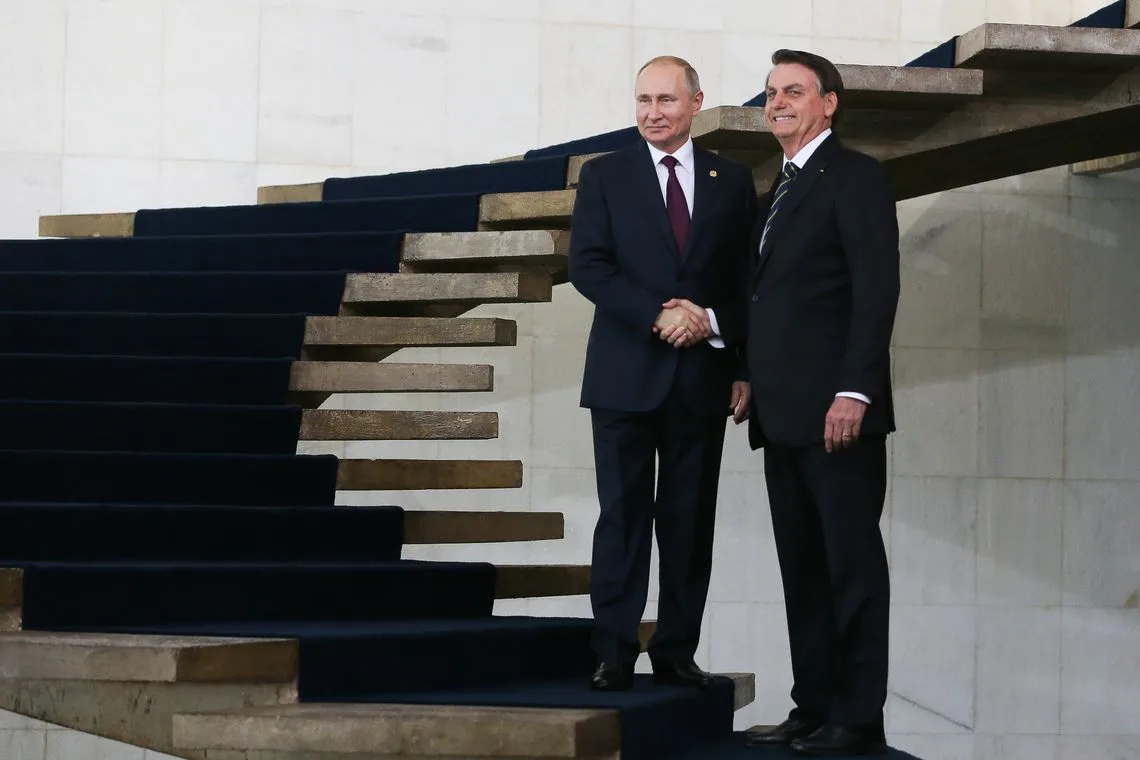 Os presidentes da Russia, Vladimir Putin e do Brasil, Jair Bolsonaro, posam para foto no palácio do Itamaraty