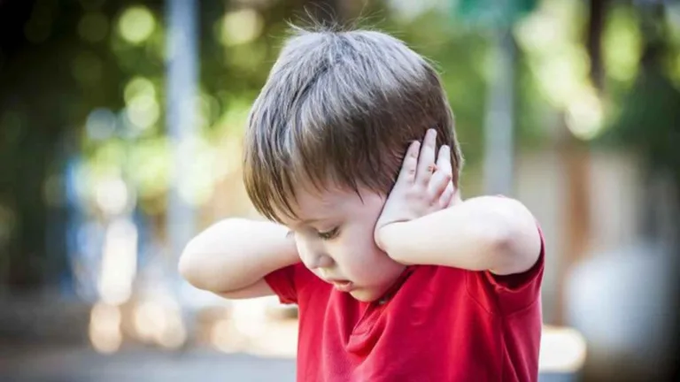 Festas de fim de ano e autismo: como os pais podem lidar com a situação