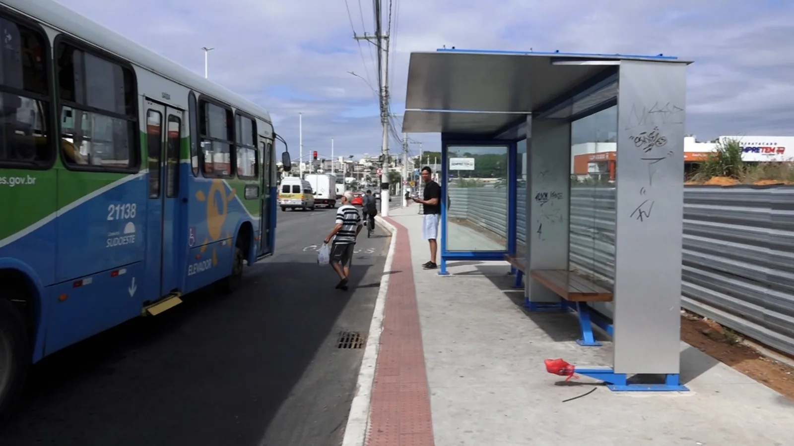 Vândalos quebram vidros de pontos de ônibus de Cariacica