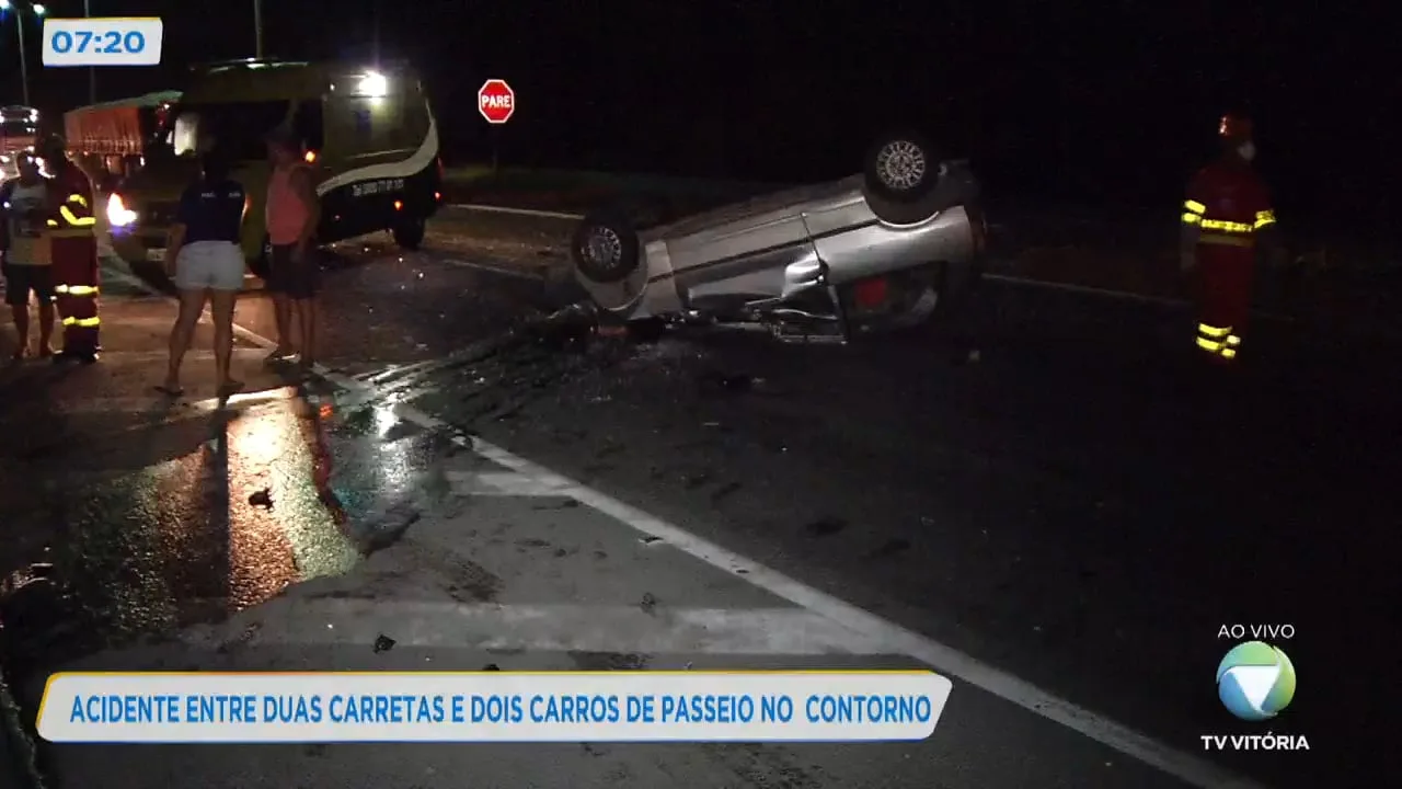 Acidente entre carretas e carros no Contorno