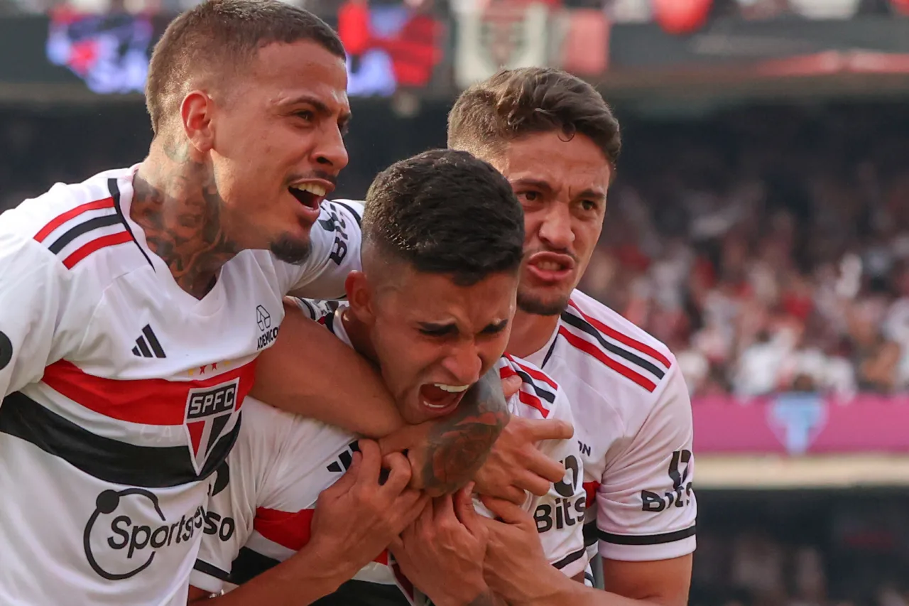 Nestor marca golaço, São Paulo empata com Fla e é campeão da Copa do Brasil