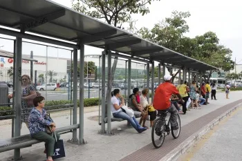 Ponto de ônibus após limpeza