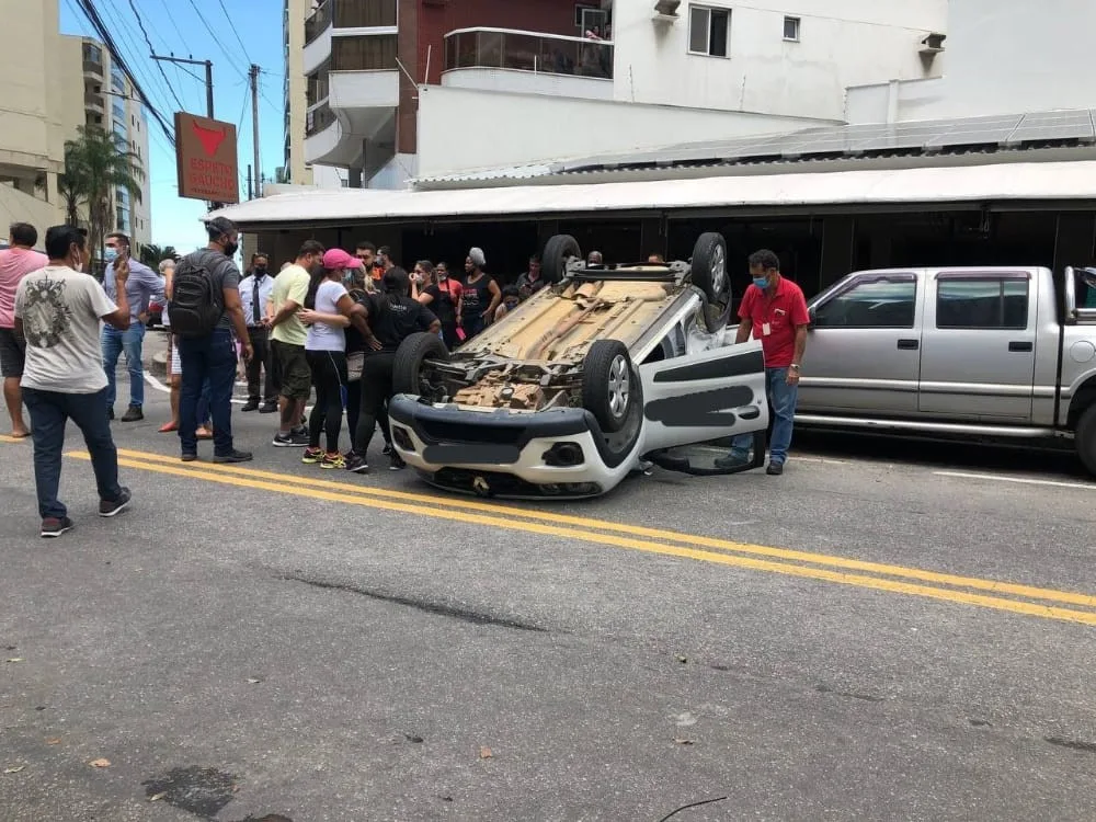 VÍDEO I Carro bate em SUV, capota e atinge caminhonete em Jardim Camburi