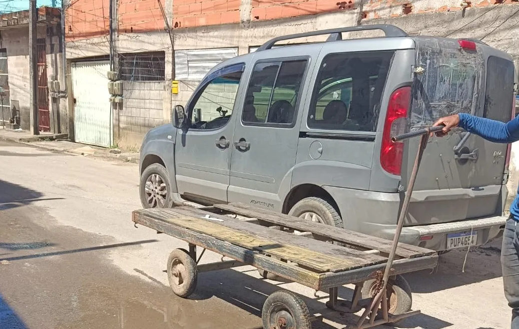 Entregador é rendido por criminosos e tem carro roubado na Serra