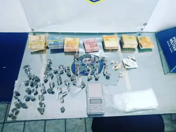 PM prende dois homens por tráfico de drogas no bairro Operário