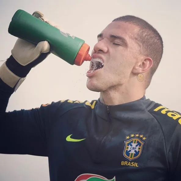 Titular da seleção nos EUA, Ederson vê Alisson à frente para ser melhor do mundo