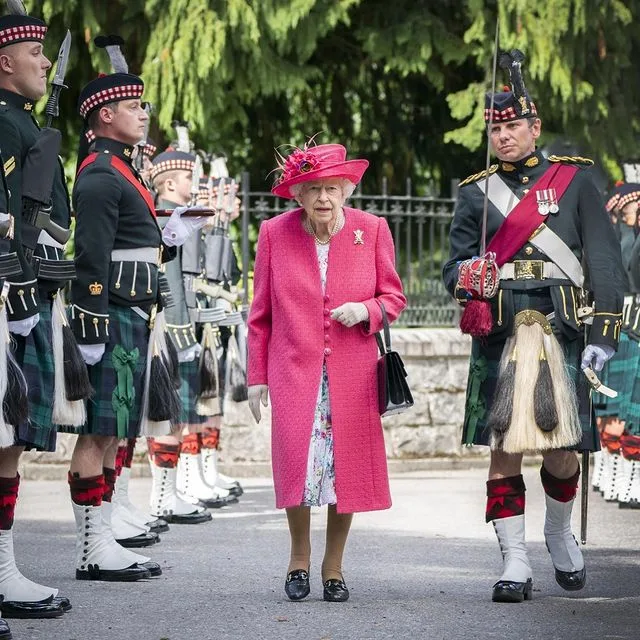 Rainha Elizabeth II quer impedir Meghan de "difamar" a monarquia