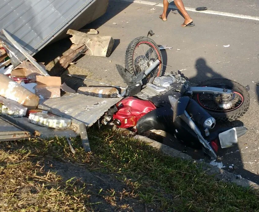 Motociclista morre ao bater em caminhão em São Mateus