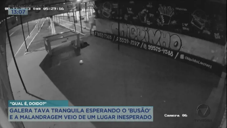 Homens assaltam grupo em ponto de ônibus