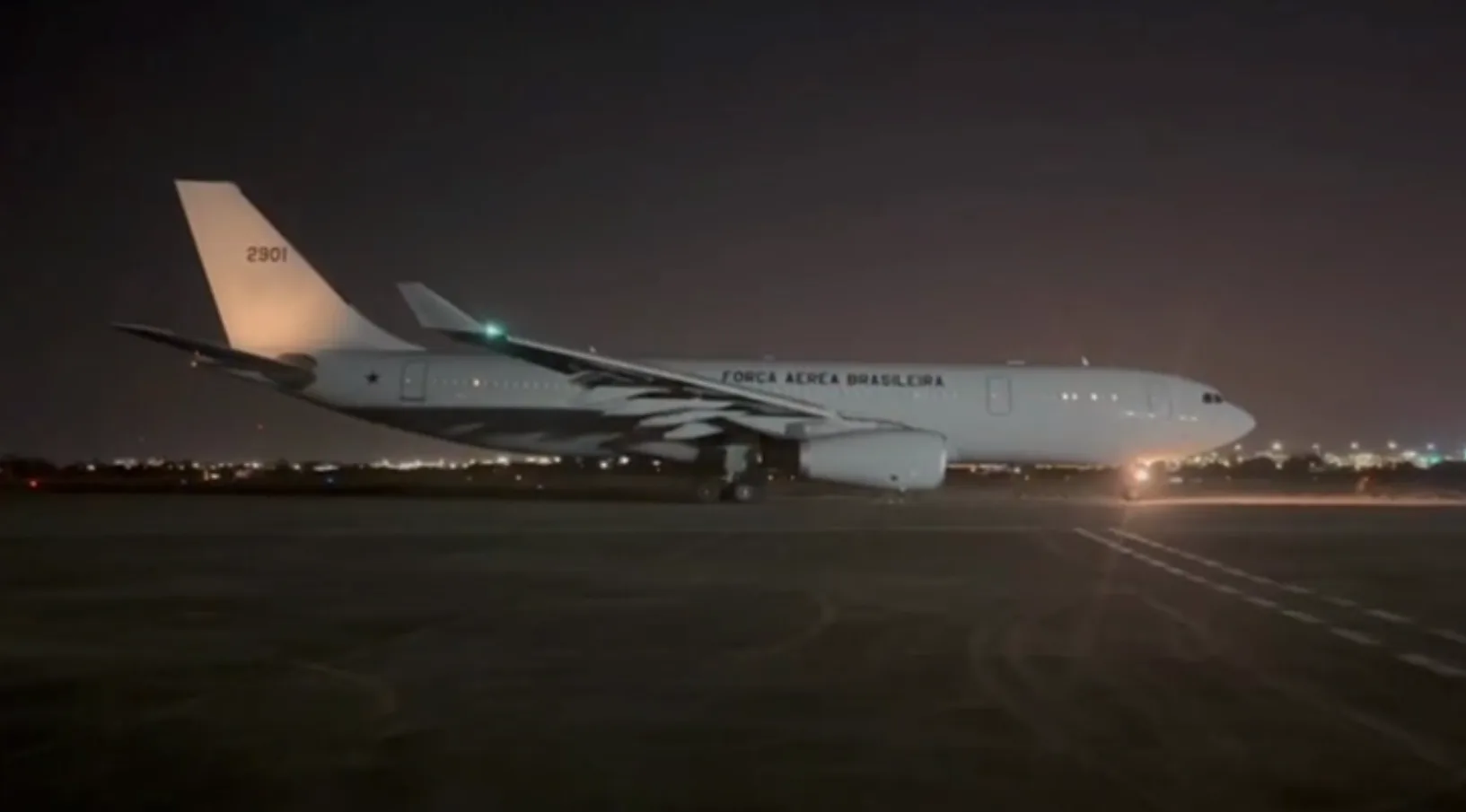 Primeiro avião da FAB decola do aeroporto de Tel Aviv com brasileiros resgatados de Israel