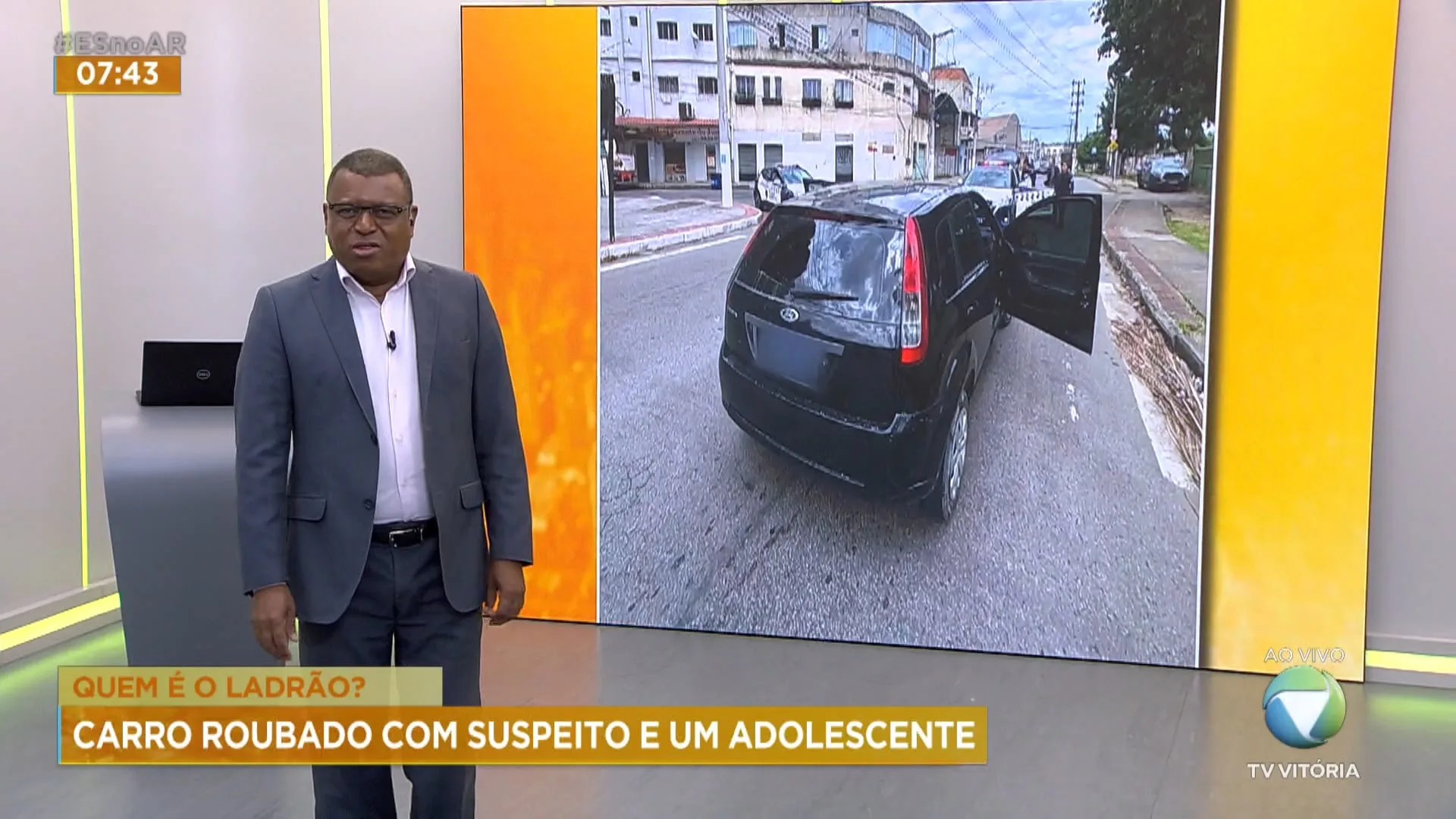 Carro roubado é flagrado com um homem e um adolescente