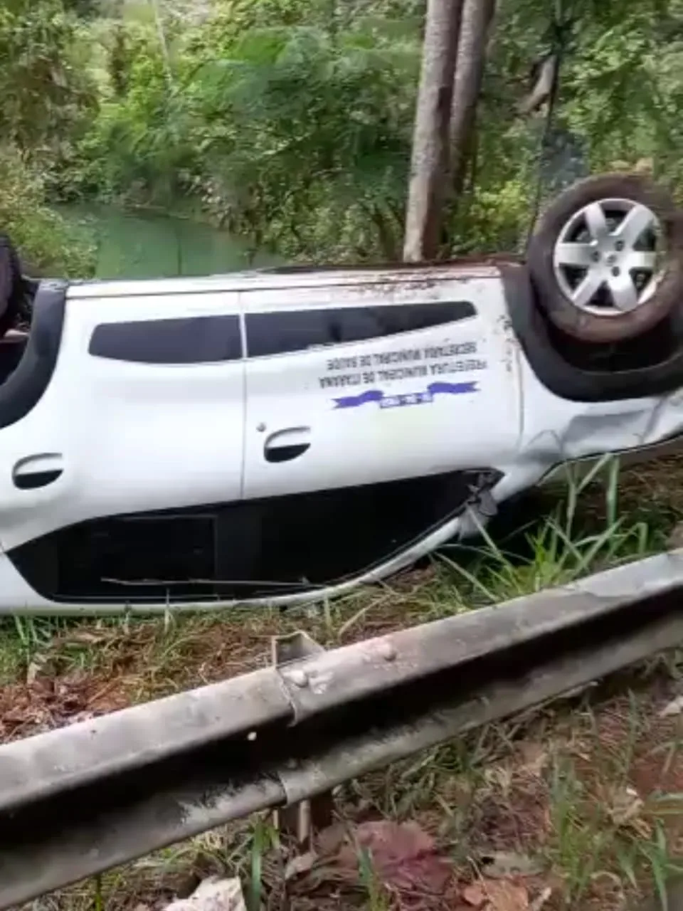 Carro de prefeitura do ES que transportava barril de cerveja se envolve em acidente