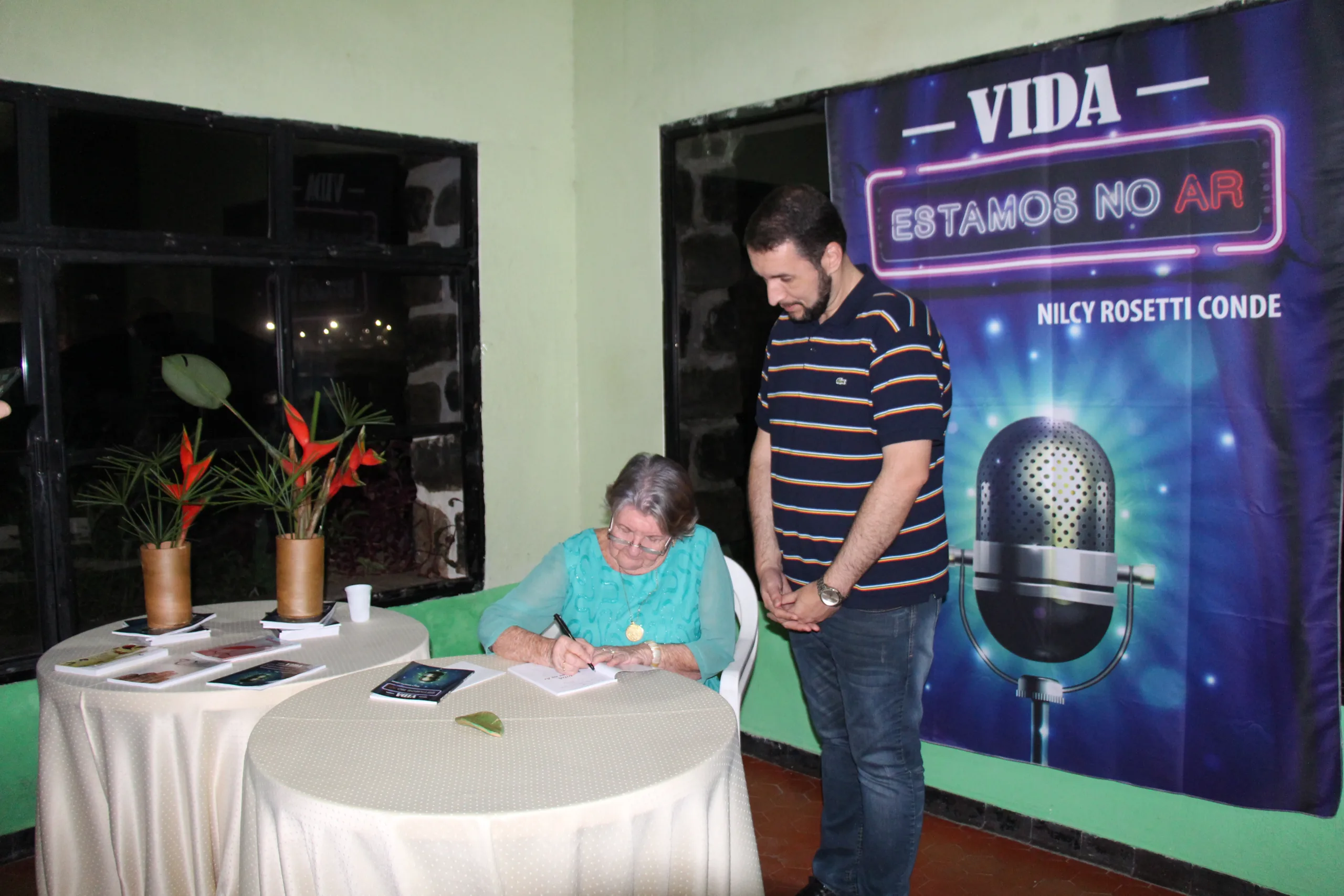 Livro contando histórias vividas no rádio é lançado por moradora de Guarapari