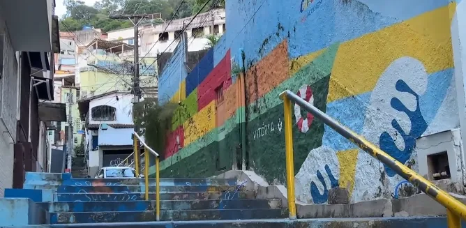 Homem é morto com tiro no rosto em escadaria no Centro de Vitória