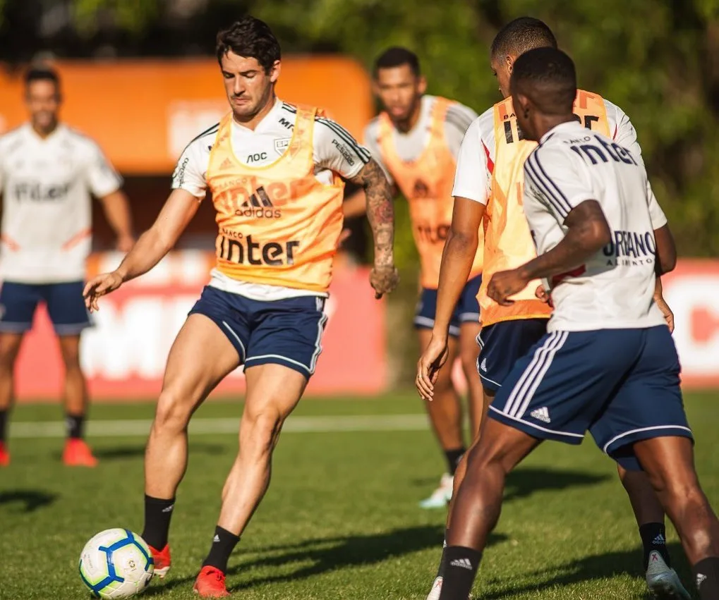 Ex-atacantes Luis Fabiano e Alan Kardec acompanham treino do São Paulo com Pato em campo