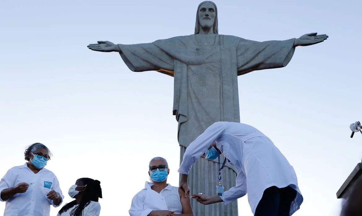 Rio de Janeiro – Início da vacinação contra Covid-19, no Cristo Redentor, a idosa Terezinha da Conceição e a técnica de enfermagem Dulcinéia da Silva Lopes. (Fernando Frazão/Agência Brasil)