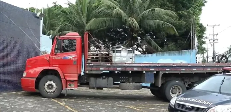 Motorista persegue suspeitos que furtaram caminhão, chama a polícia e recupera veículo