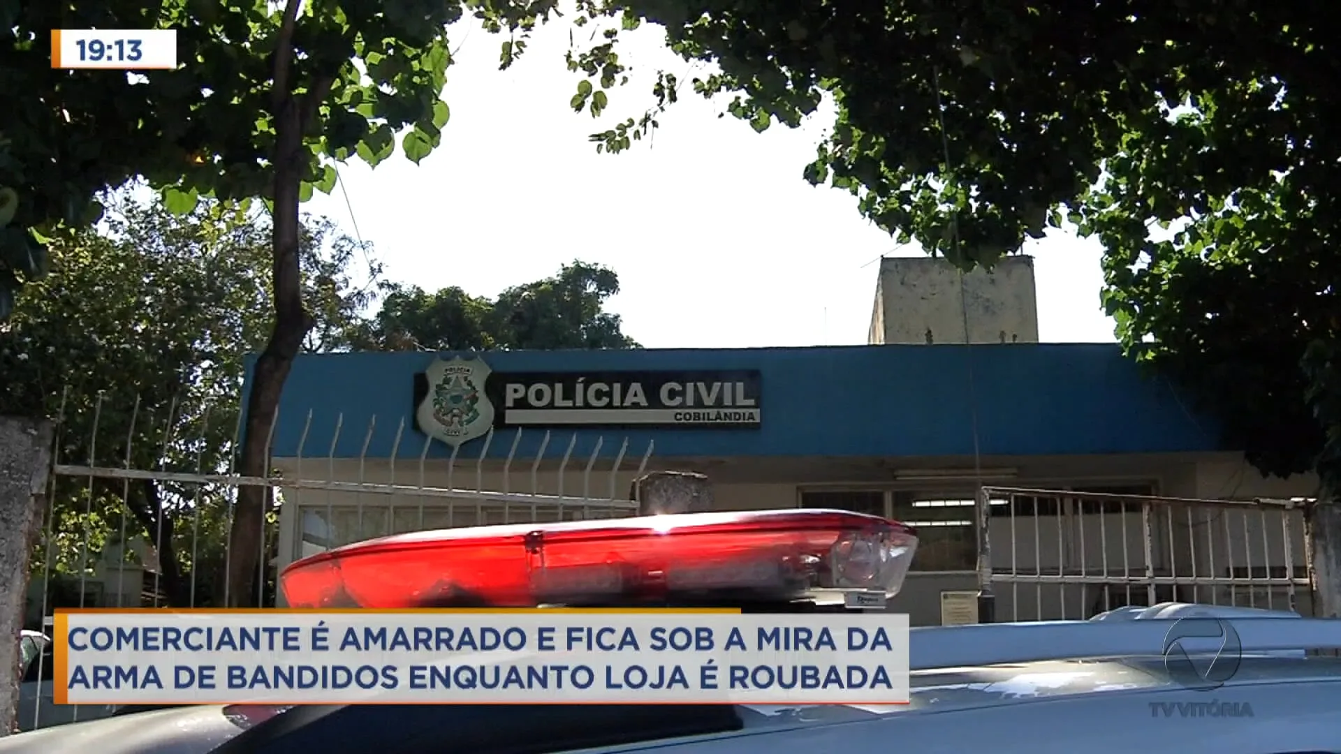 Comerciante é amarrado e fica sob a mira da arma de bandidos enquanto loja é roubada