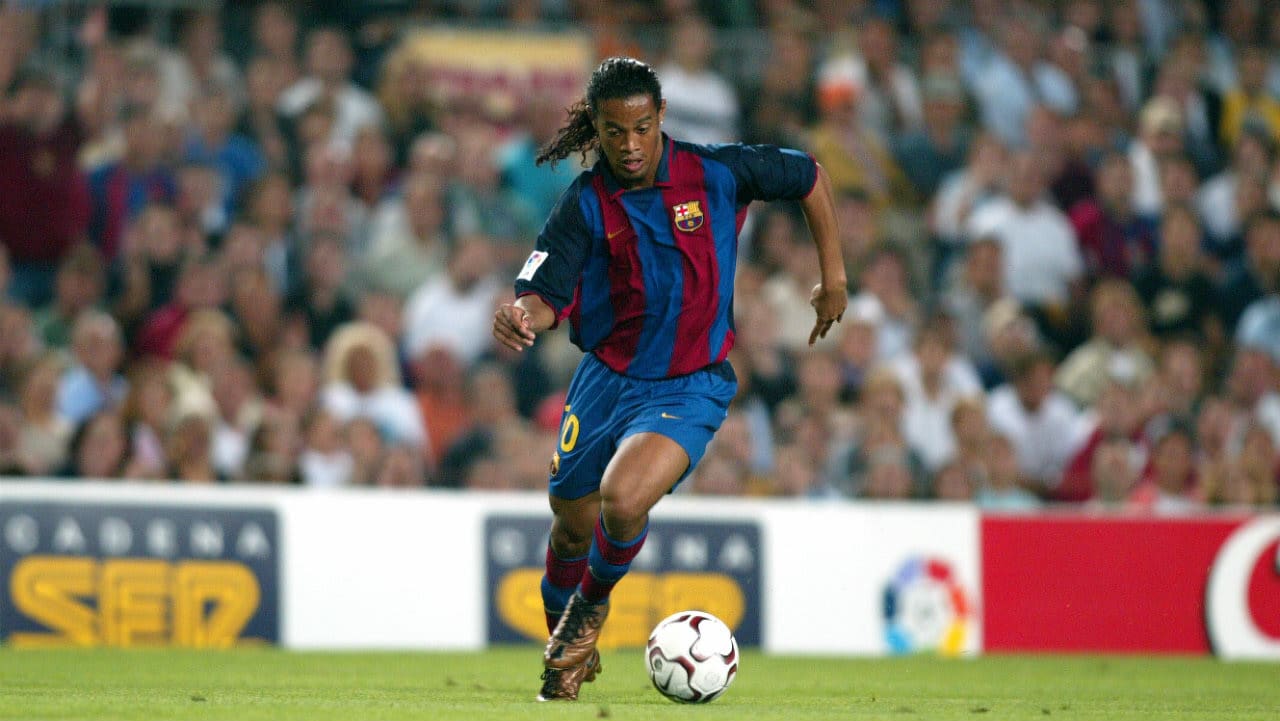 03/09/2003 - Ronaldinho abre sua conta na LaLiga com um golaço de madrugada
