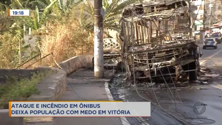 Bandidos botam fogo em ônibus e assustam população