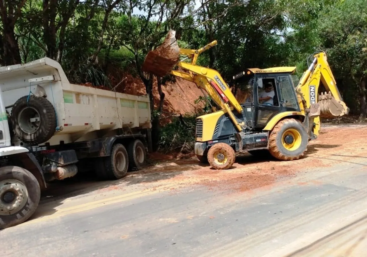 Equipes seguem com serviços de limpeza após forte chuva em Guaçuí