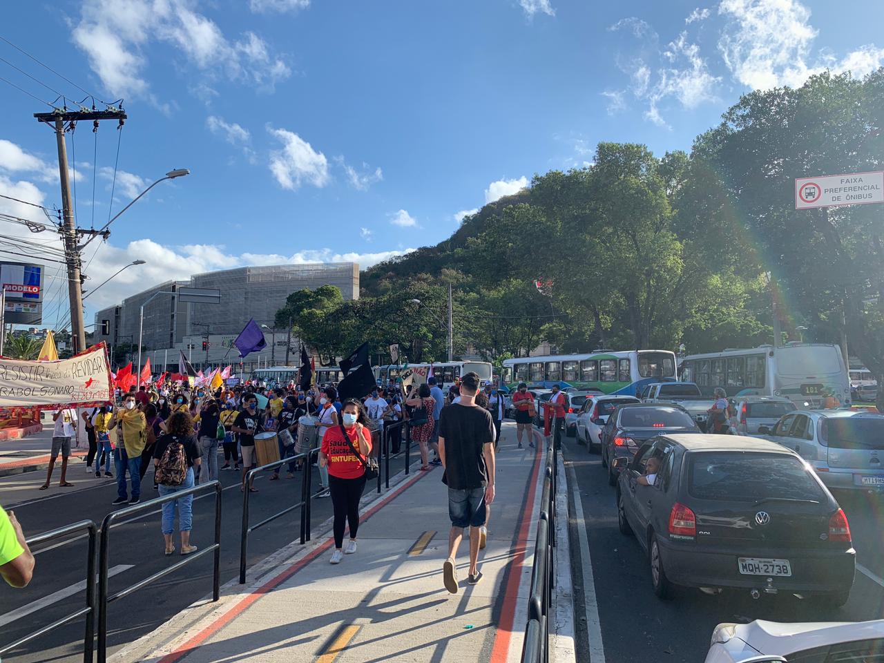 VÍDEO | Manifestantes participaram de ato contra Bolsonaro em Vitória