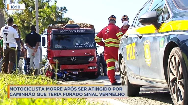 Caminhão que teria furado sinal atropela e mata motociclista