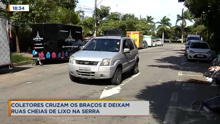 Coletores de lixo cruzam os braços e a cidade fica imunda
