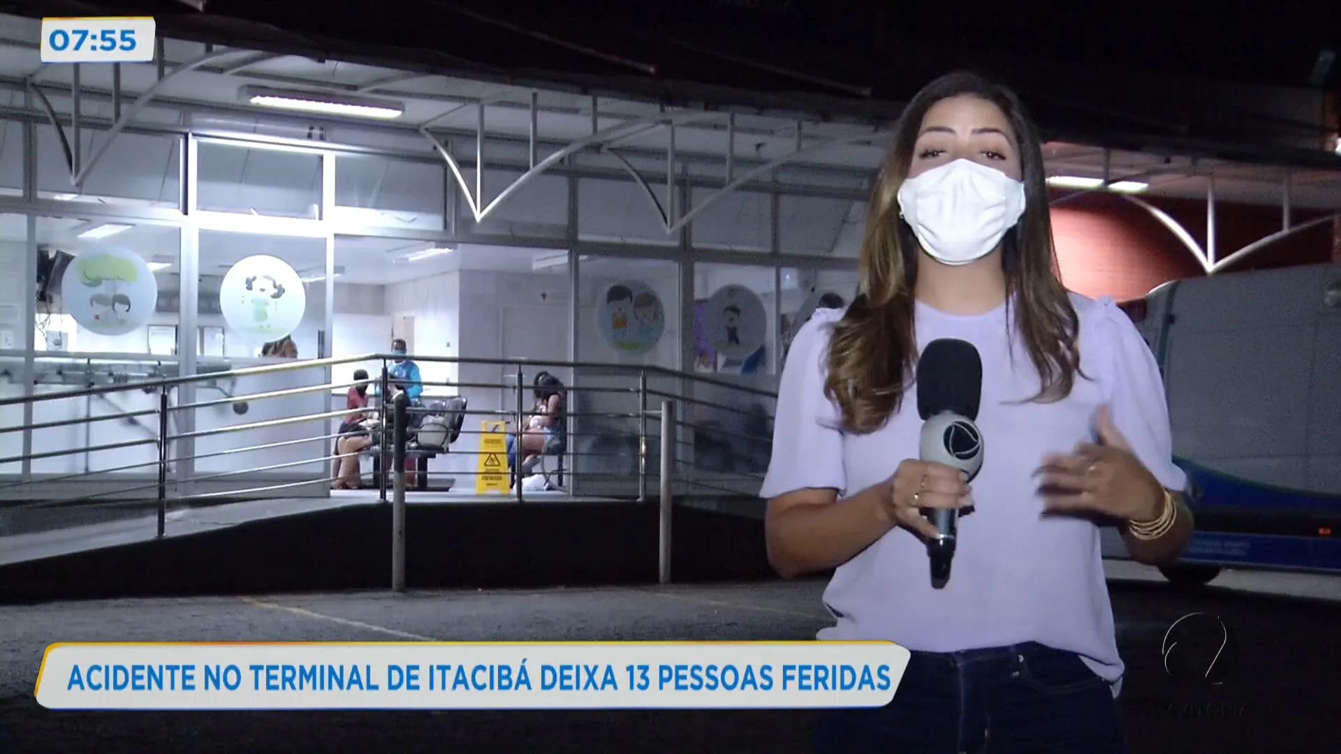 Acidente no terminal de Itacibá deixa 13 pessoas feridas