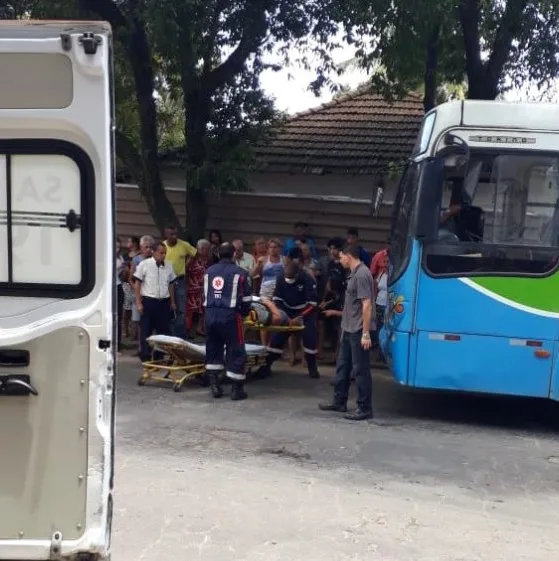 Passageira é atingida por golpes de faca dentro de ônibus em Cariacica