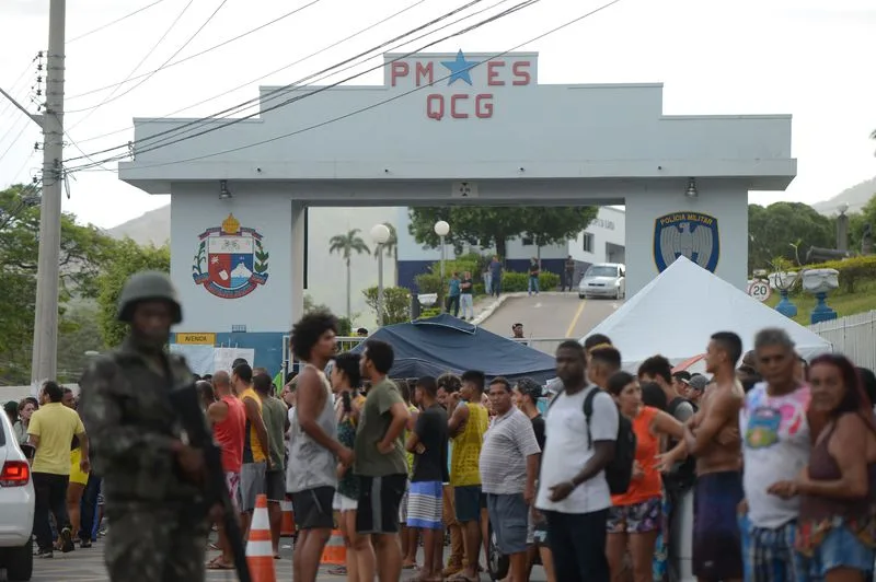 Vitória (ES) – Clima de tensão durante protesto de moradores em frente ao Comando Geral da Polícia Militar do Espírito Santo em Maruípe. Militares do Exército fazem a segurança da região (Tânia Rêgo/Agência Brasil)