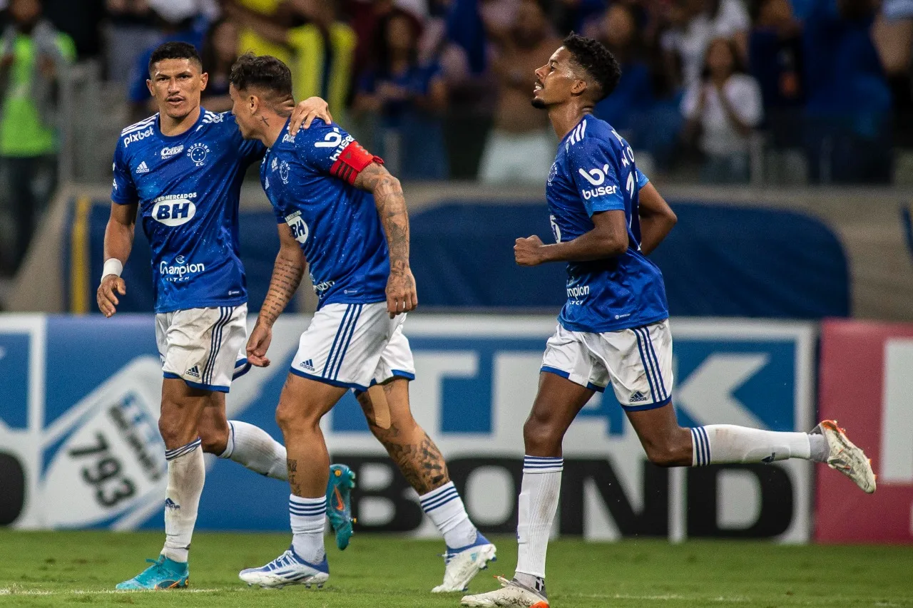 Cruzeiro ganha do Londrina e após 80 rodadas alcança o G-4 da Série B