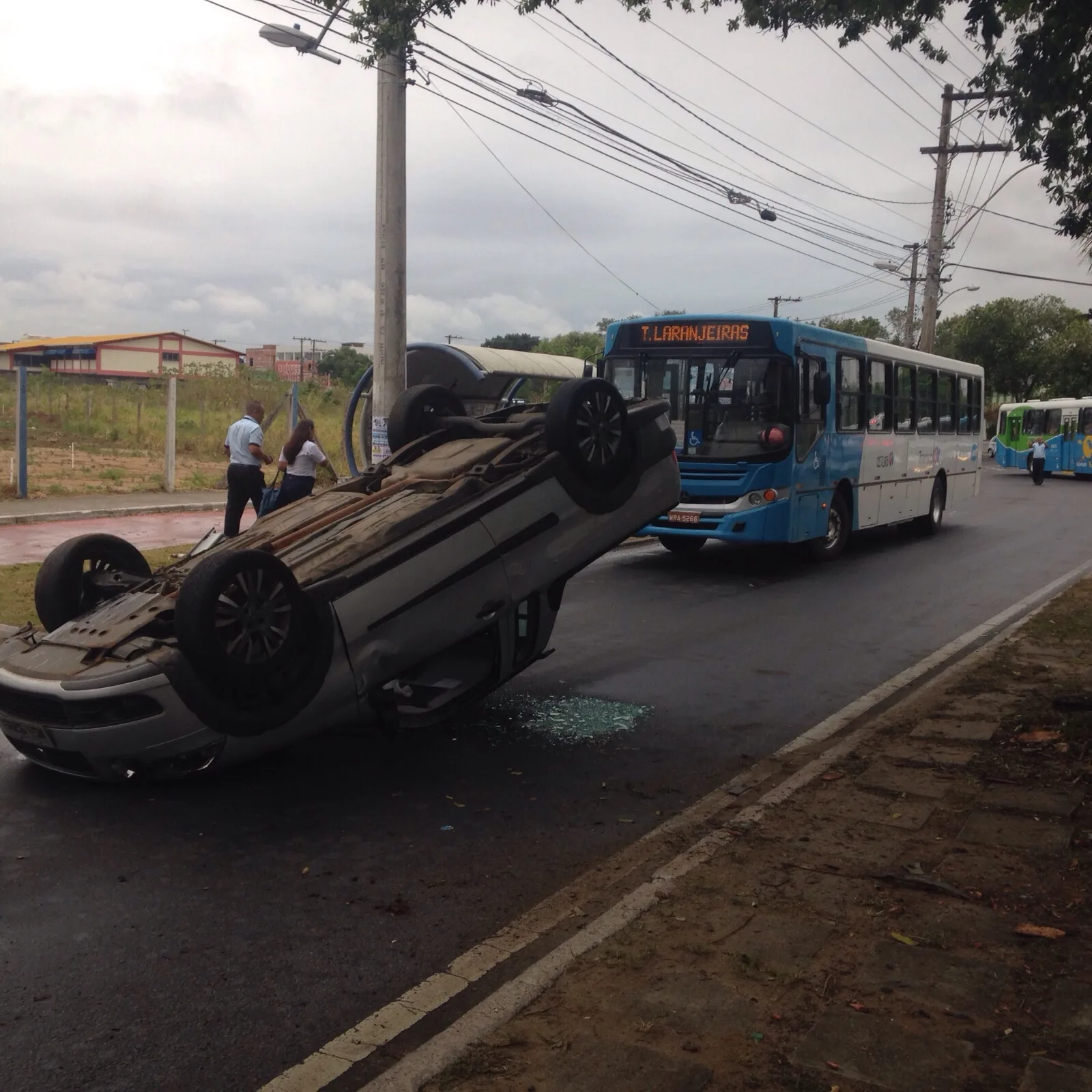 Motorista tenta desviar de ônibus Transcol e carro capota na Serra