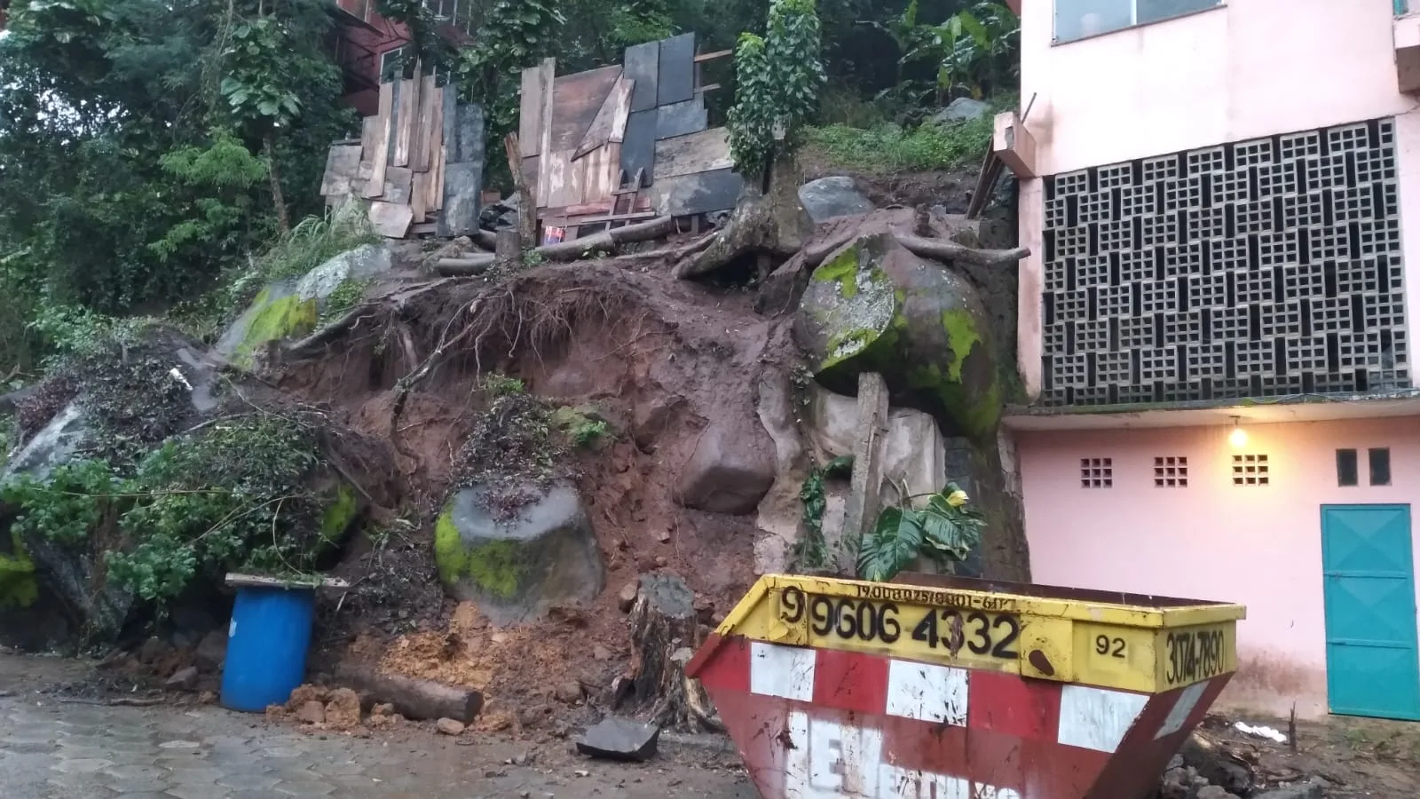 VÍDEO | Pedra rola de barranco e assusta moradores de Fradinhos, em Vitória