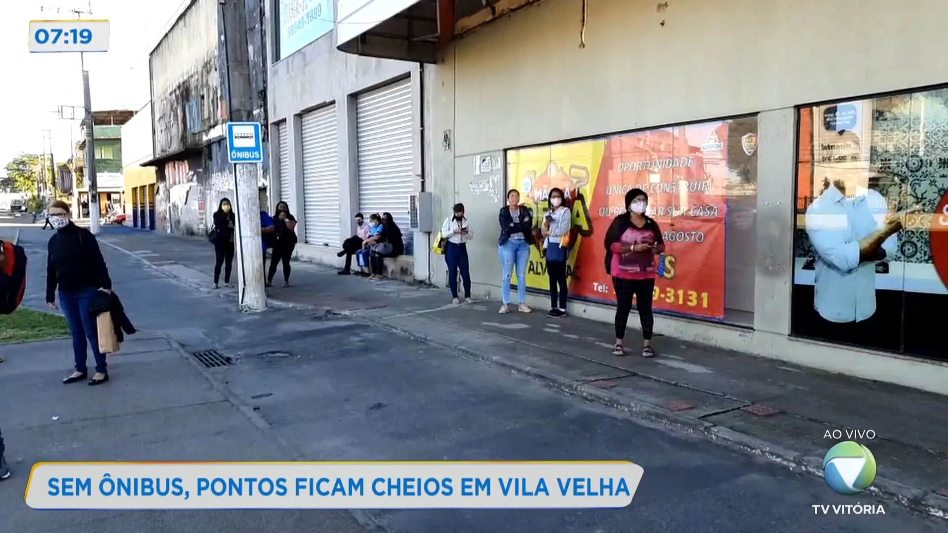 Sem ônibus, pontos ficam cheios em Vila Velha