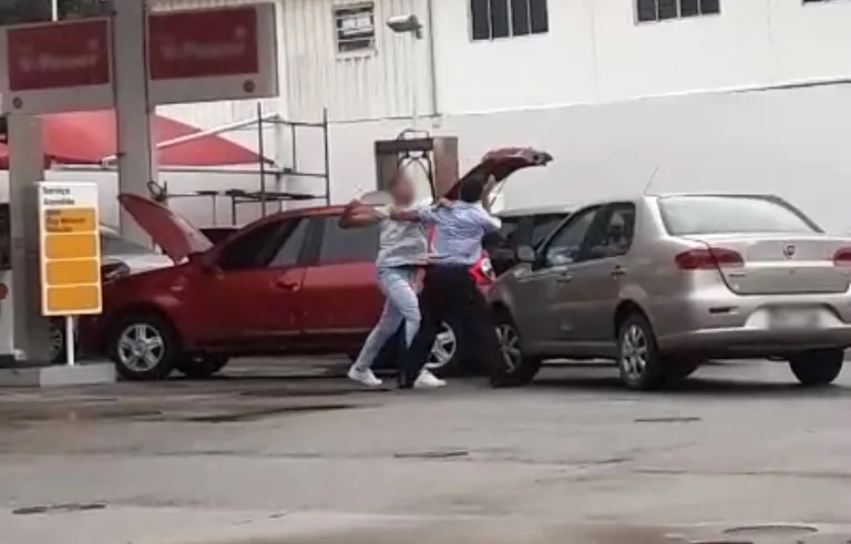 VÍDEO | Confusão em fila de posto de gasolina termina com briga entre motoristas de aplicativo